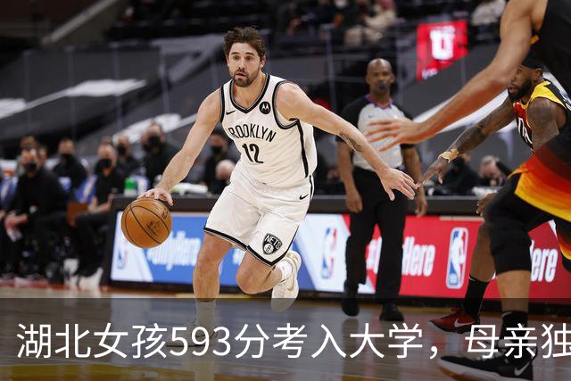 湖北女孩593分考入大学，母亲独自背行李伴随，心意重于物质